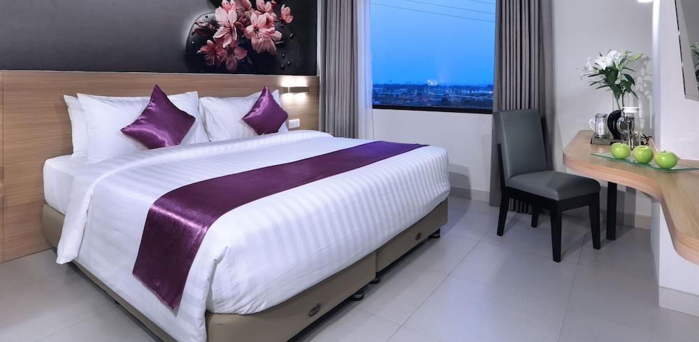 Quest Prime Cikarang By Aston Hotel Bekasi Exterior photo